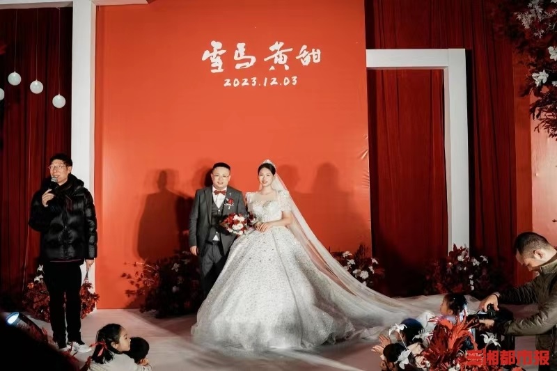“原谅我不能返回童年，与你青梅竹马……”湖南首场诗歌婚礼举行